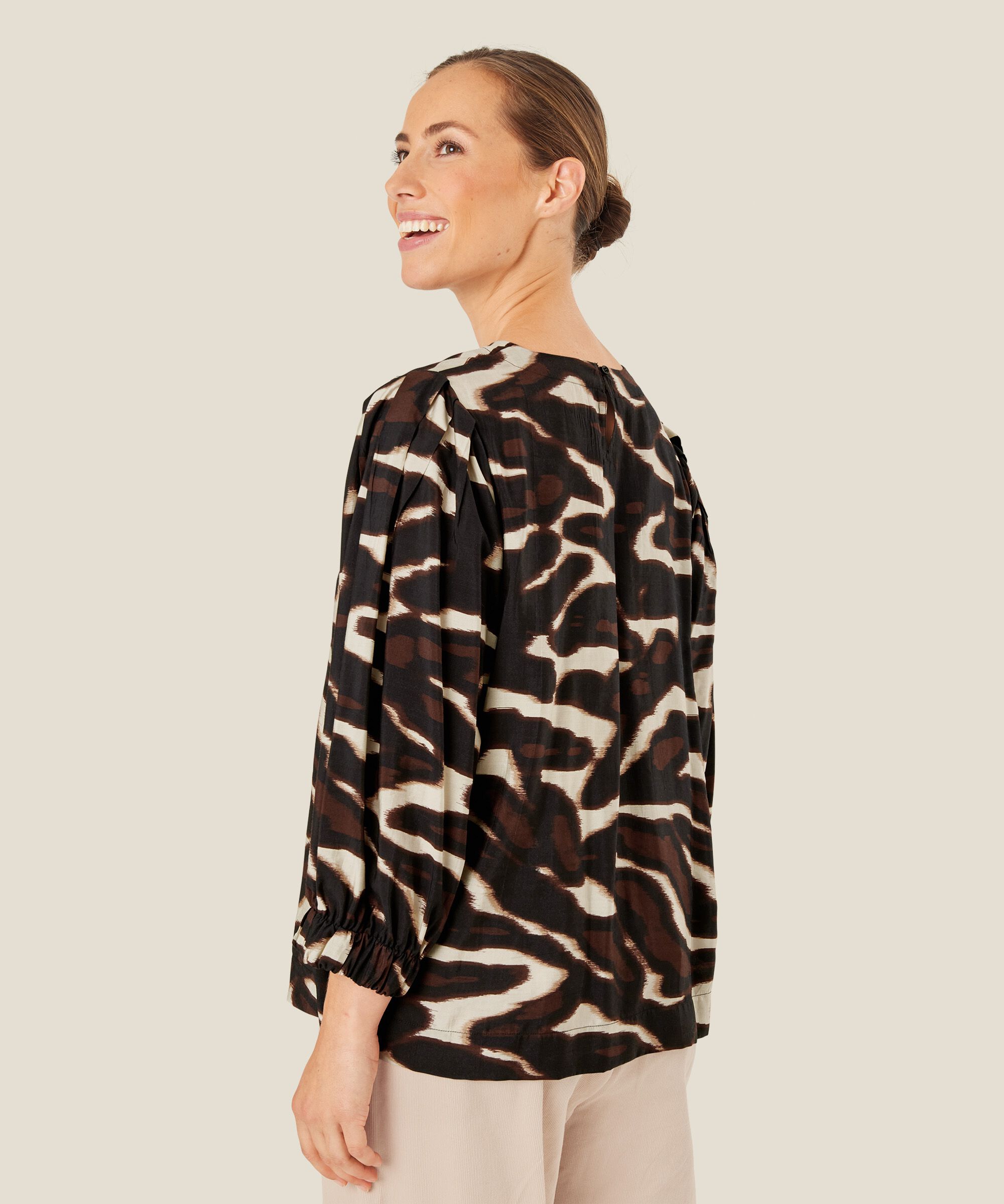 Brisa Blus, Coffee Bean