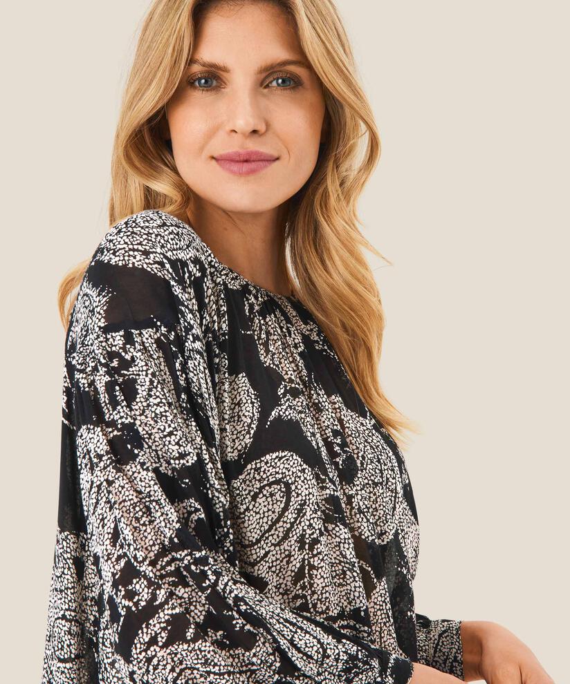 Doritas Blus, Black
