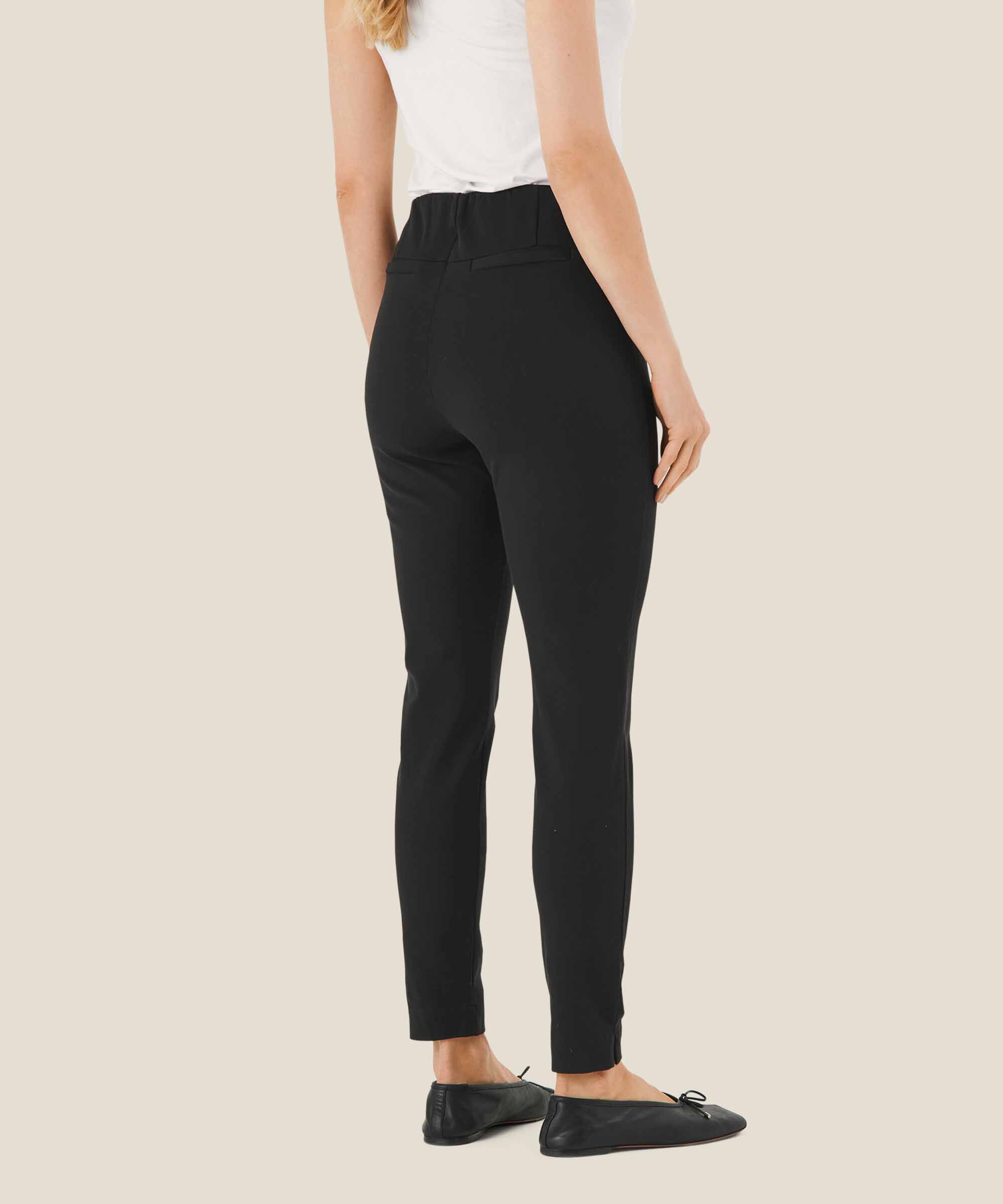 Poppy Byxa, Black