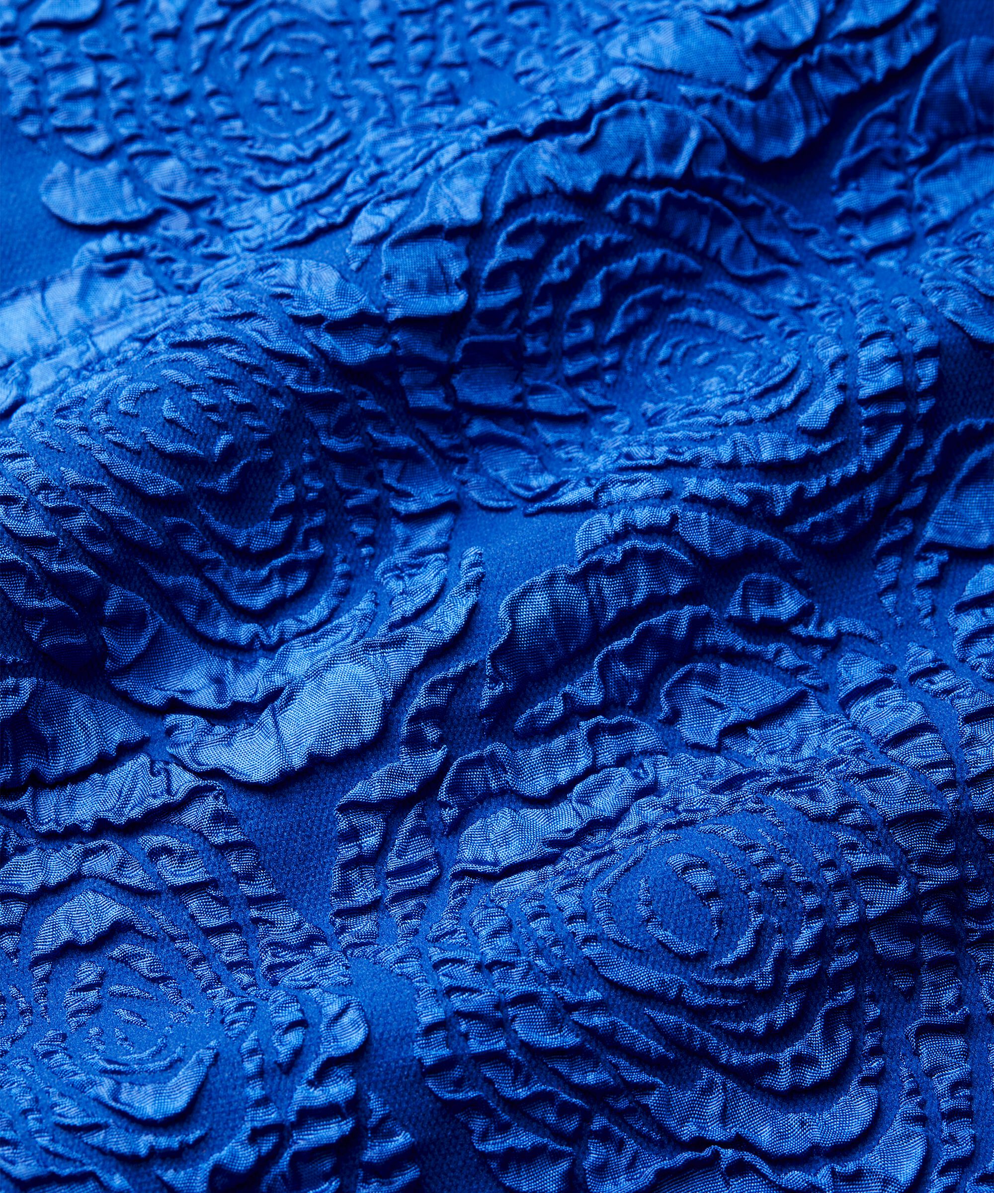 Nirisa Klänning, Surf the web