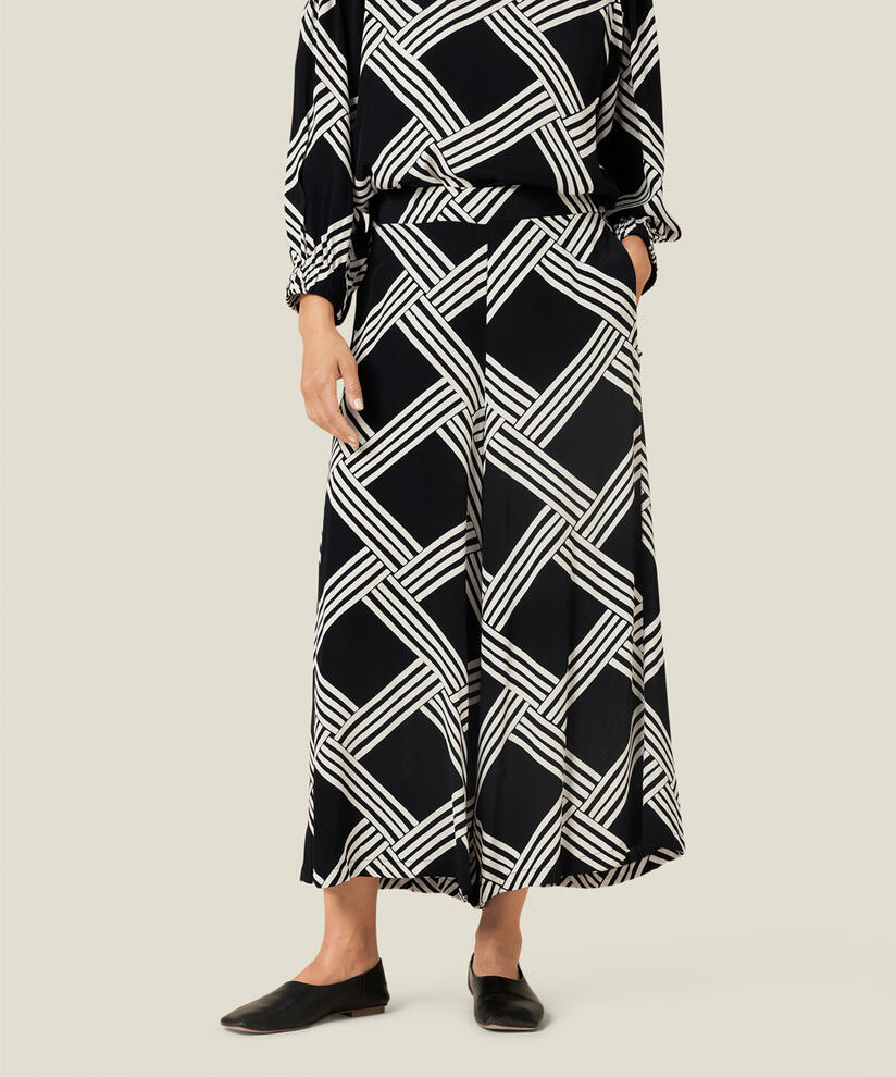 PAMEL BYXOR, Black