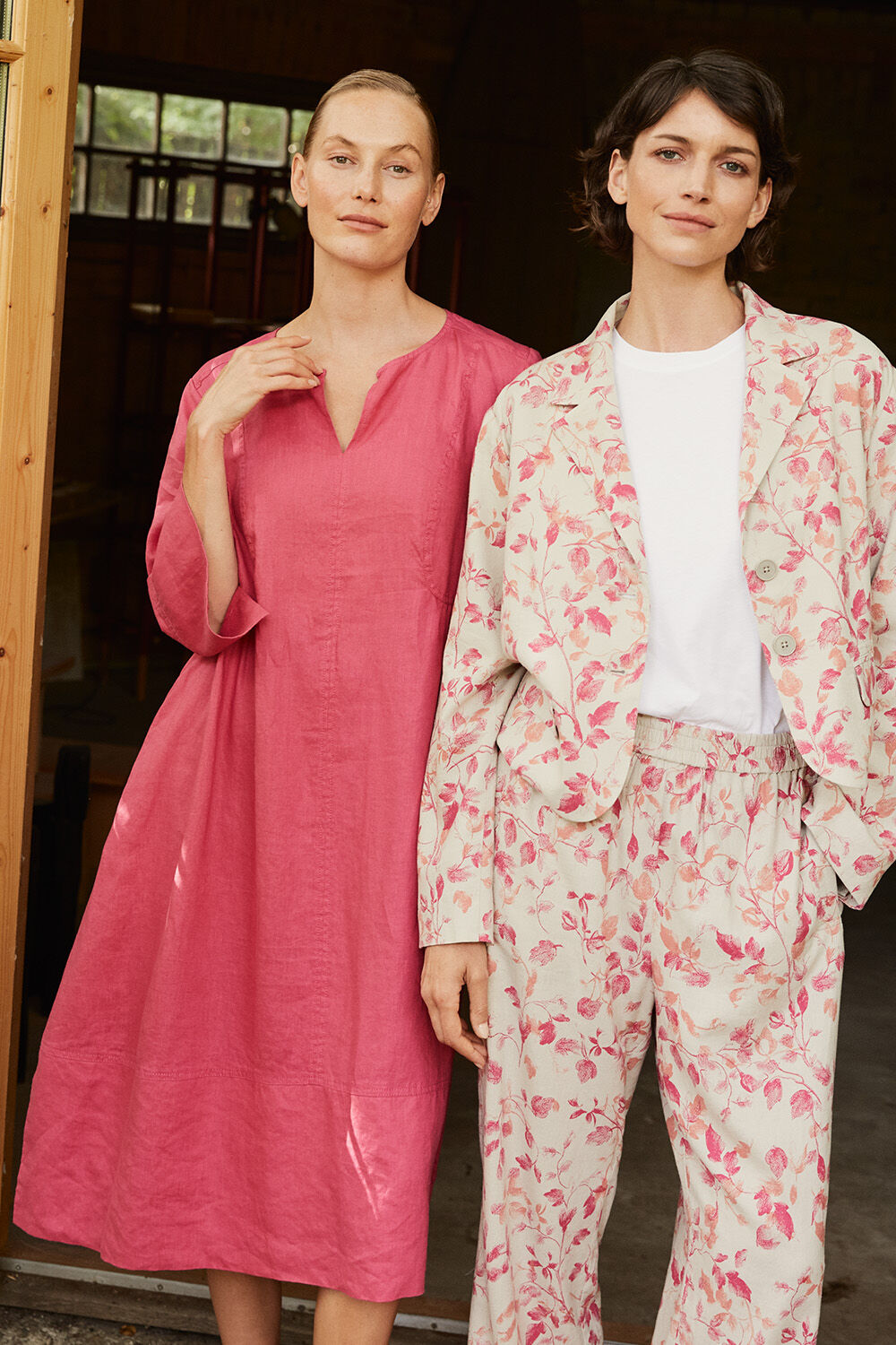 Nasya Kl&auml;nning - Carmine, Jonellia Blazer - Carmine, Brynoi JERSEY Topp - White, Peonos Byxor - Carmine