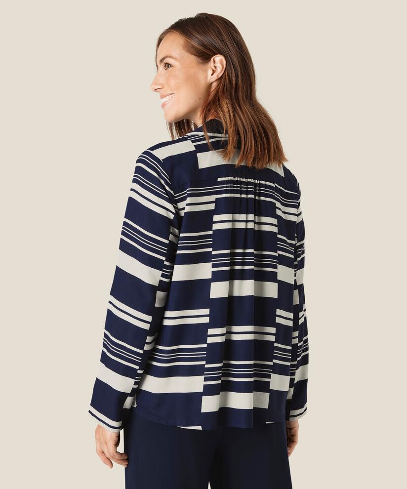 Bonela Topp, Navy Blazer