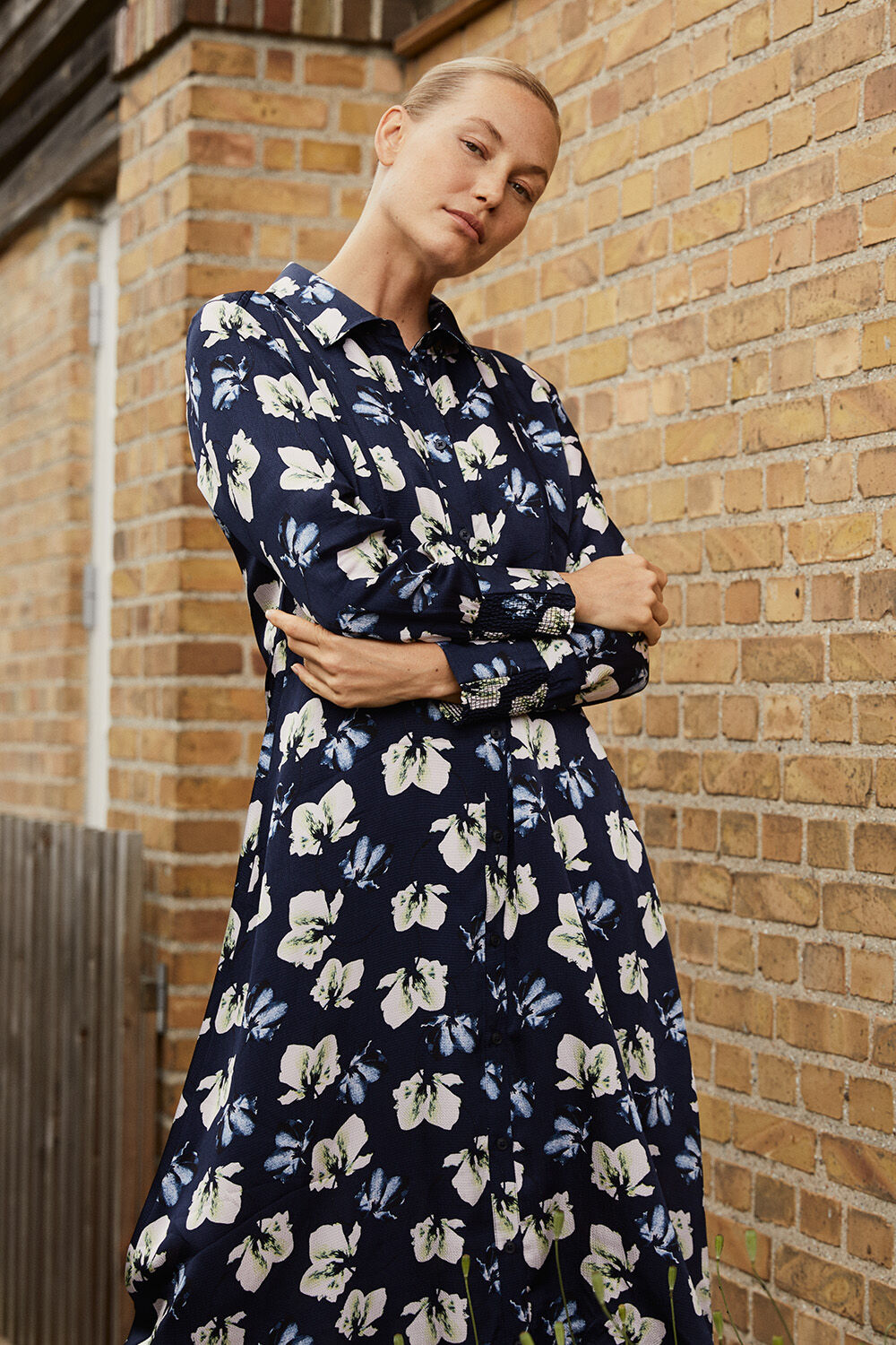 Nolivienne Kl&auml;nning - Navy Blazer, Renitha &Ouml;hrh&auml;ngen - Silver, Honni Jersey Underkl&auml;nning - Cream