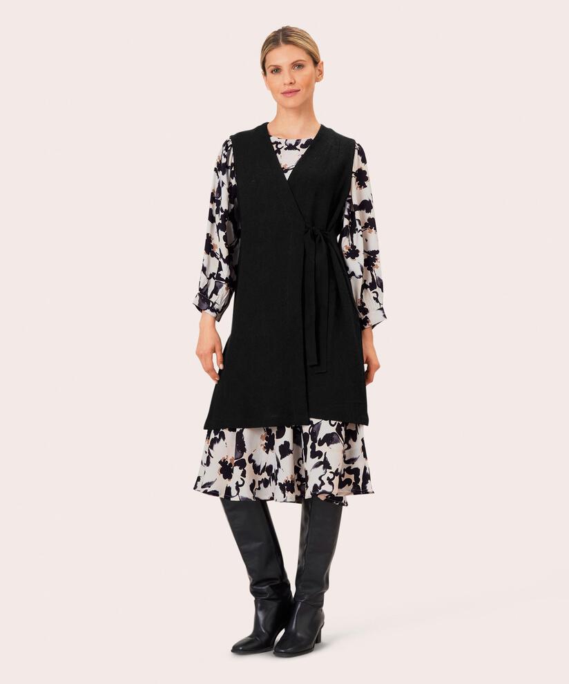 Jeogina Väst, Black