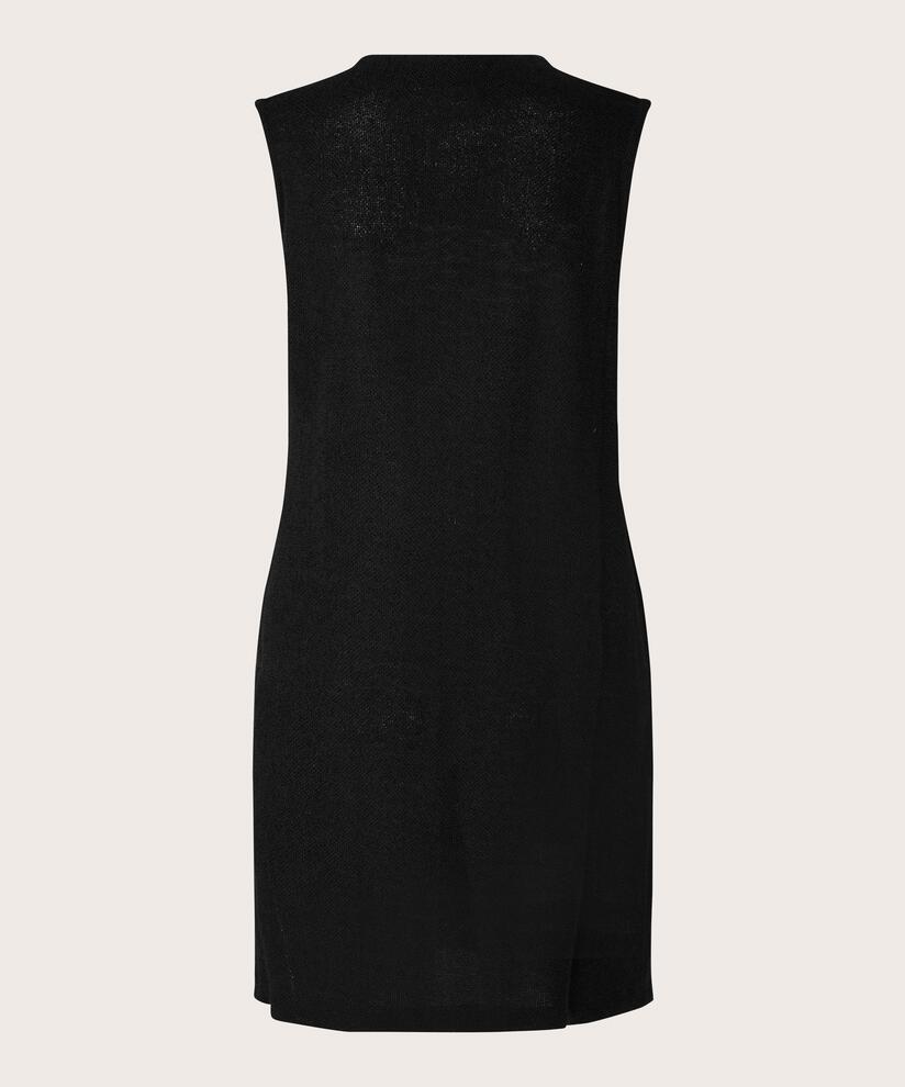Jeogina Väst, Black